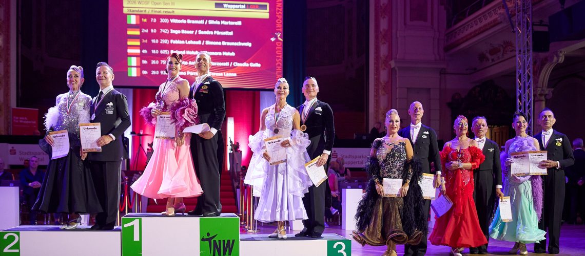 Strahlende Sieger bei der Siegerehrung des WDSF Open Standard Senior III. Foto: Bob van Ooik